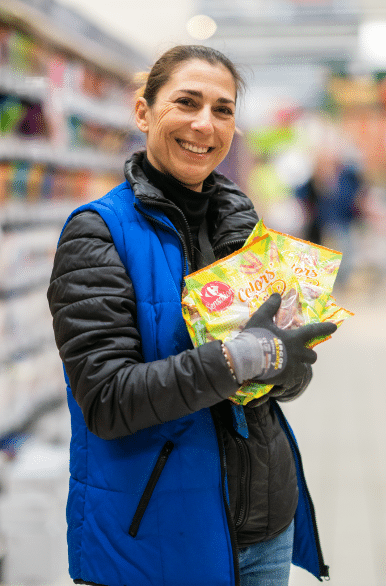 Collaboratrice magasin drive préparant une commande