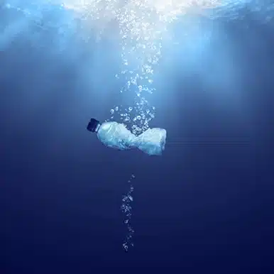 Bouteille d'eau dans la mer
